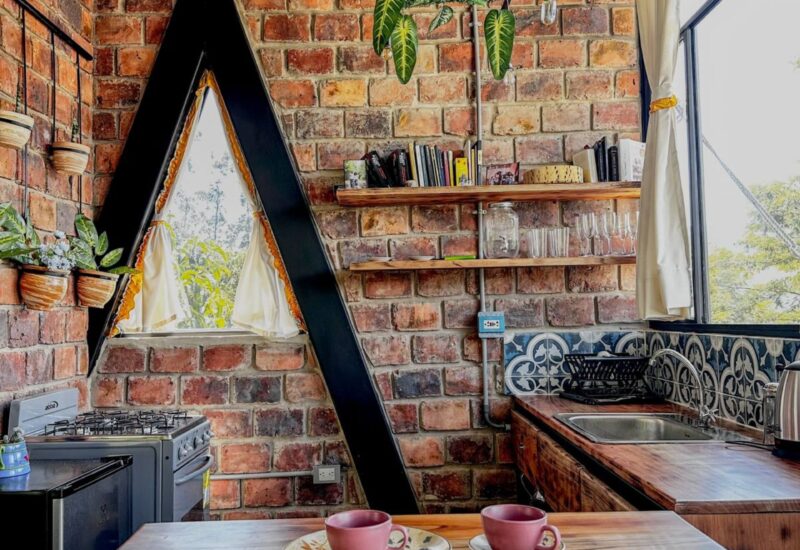 Cocina con ventana en forma de triángulo