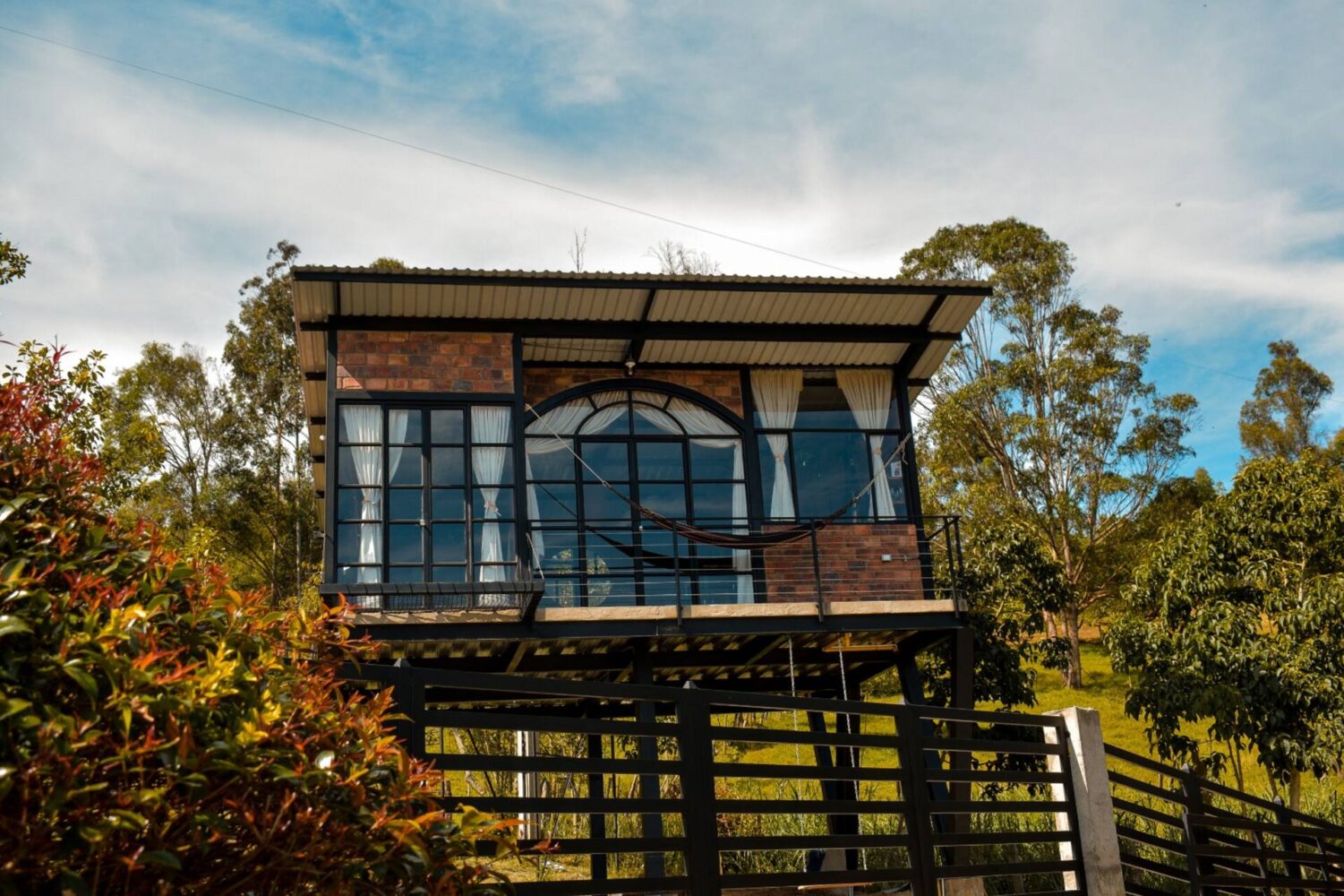 La Casita de Thomas entre los árboles