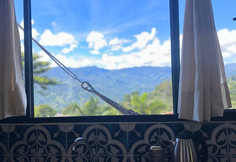 Ventana con vista al valle y hamaca