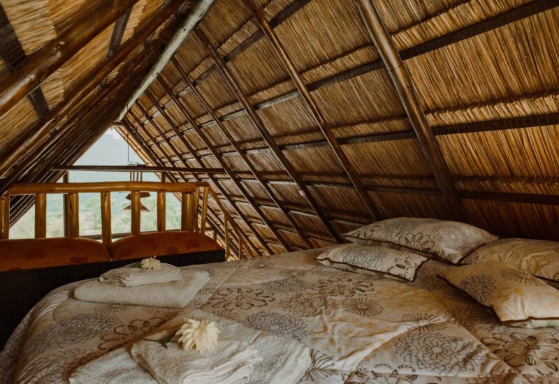 Cama doble bajo el techo de paja
