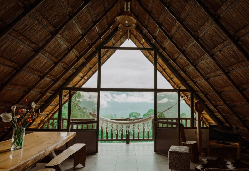 Sala del Chalet de Paja con ventanal hacia el valle