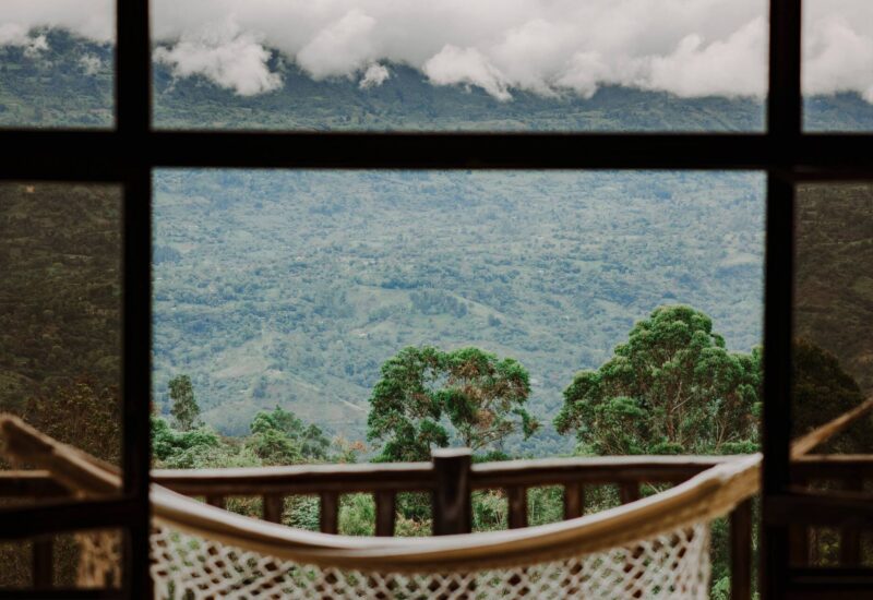 Vista al valle desde la ventana del Chalet de Paja, con hamaca