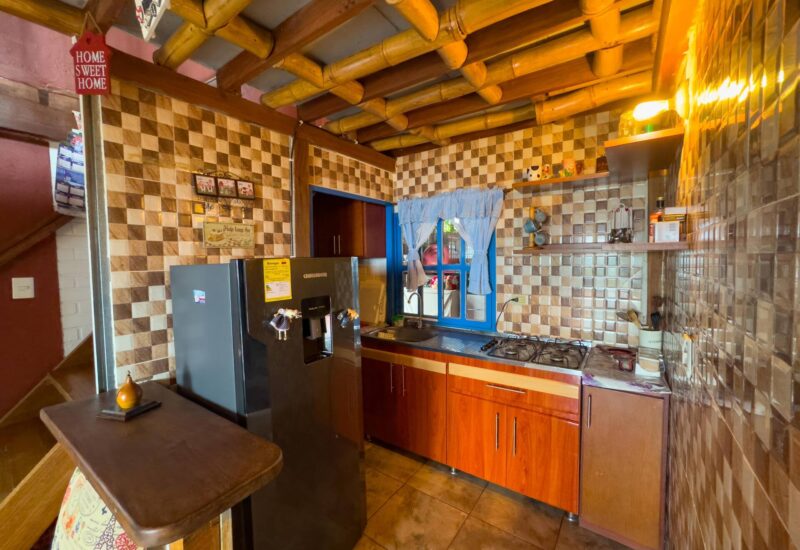 Cocina con baldosa de colores