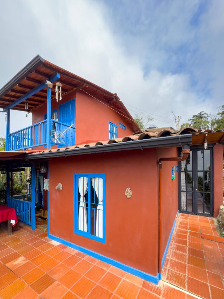 Fachada de La Casa Colonial con puertas y balcón azules