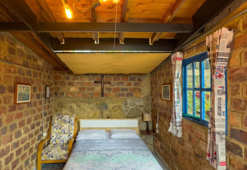 Habitación con pared de piedra