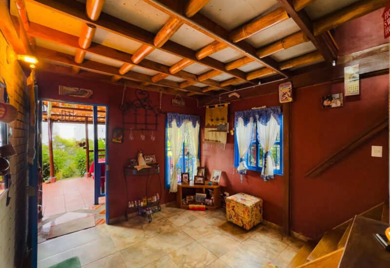 Sala con techo de madera