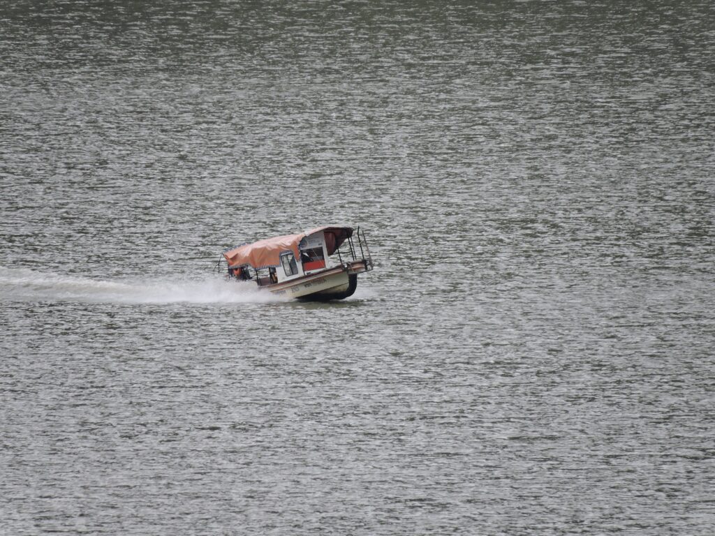 Una lancha cruza el embalse de Chivor
