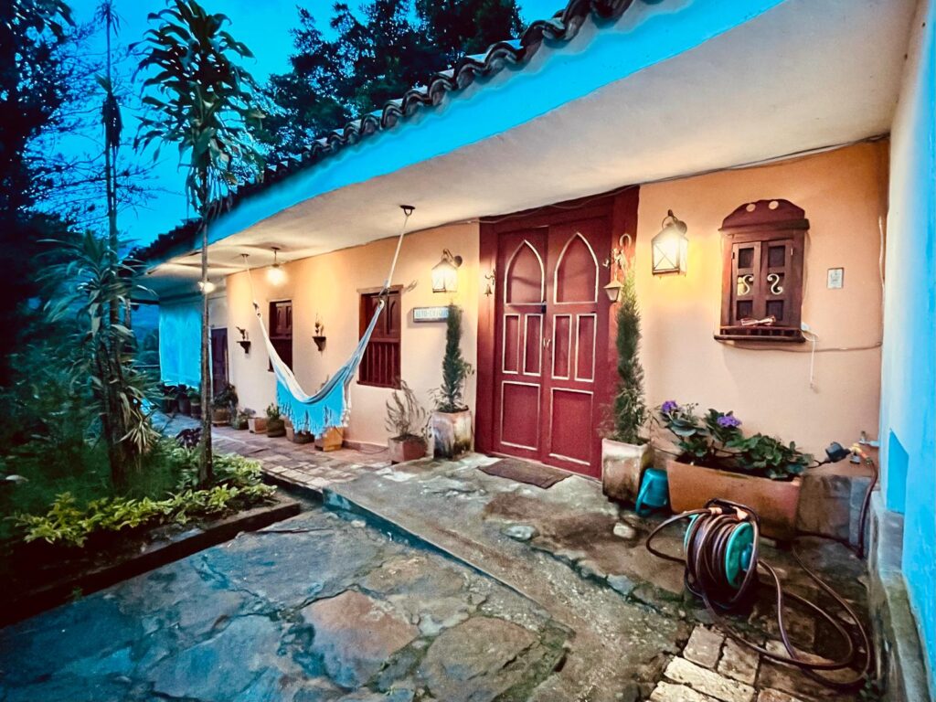 El patio de la Casa del Oratorio de Santa Bárbara, en Tenza