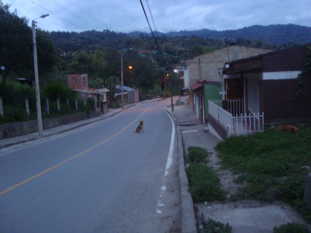 La vía de Guateque a Sutatenza al atardecer